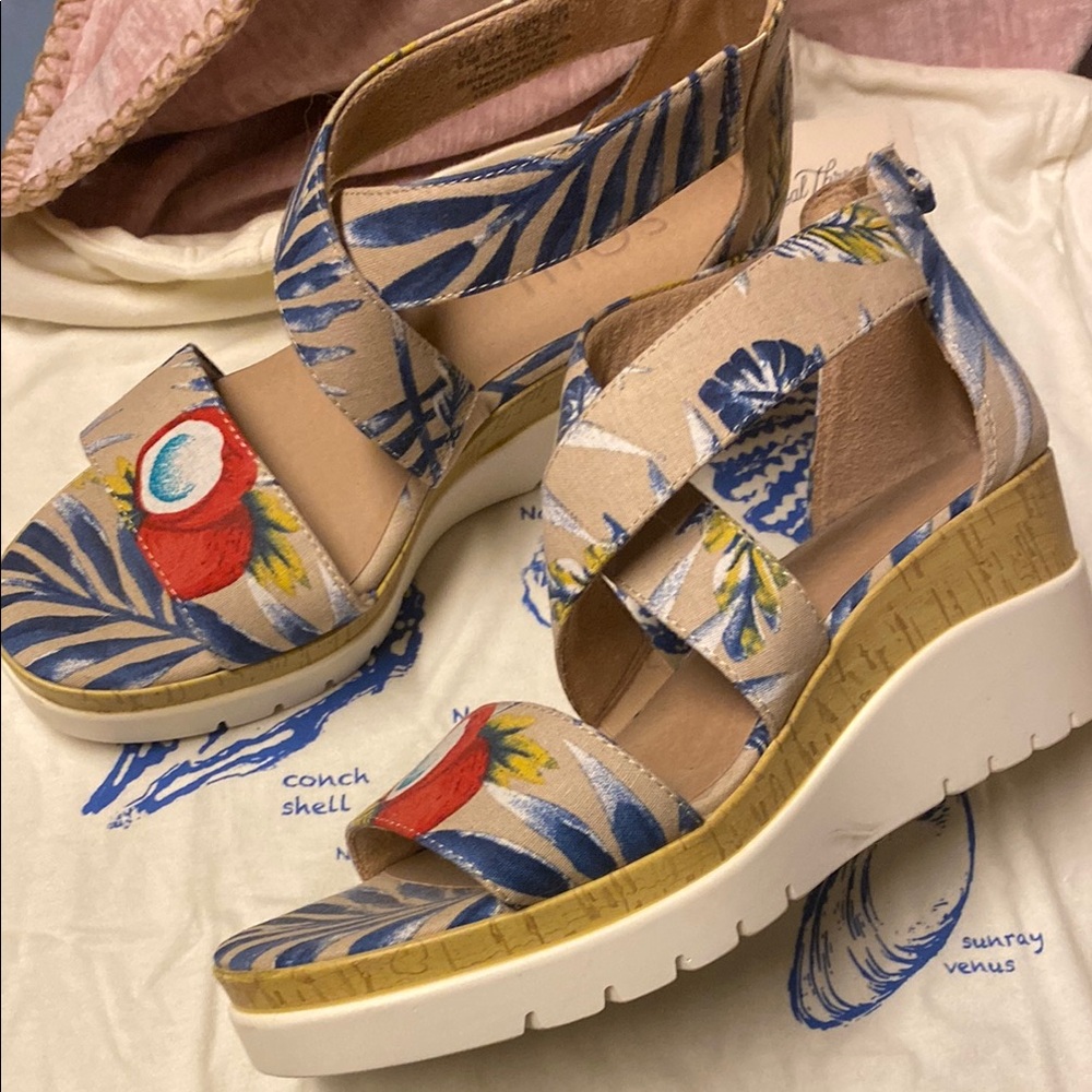Naturalizer Soul Good Times Wedge Sandals with Floral Pattern - Picture 4 of 10